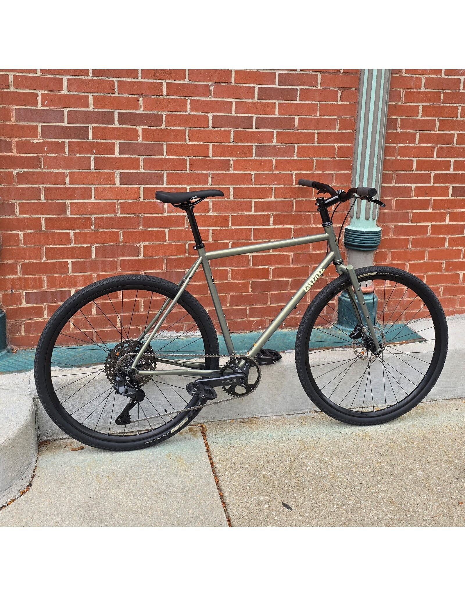 Wilde Rambler Flat Bar Di2 Cues Auto Shift 1x11 LG Sage