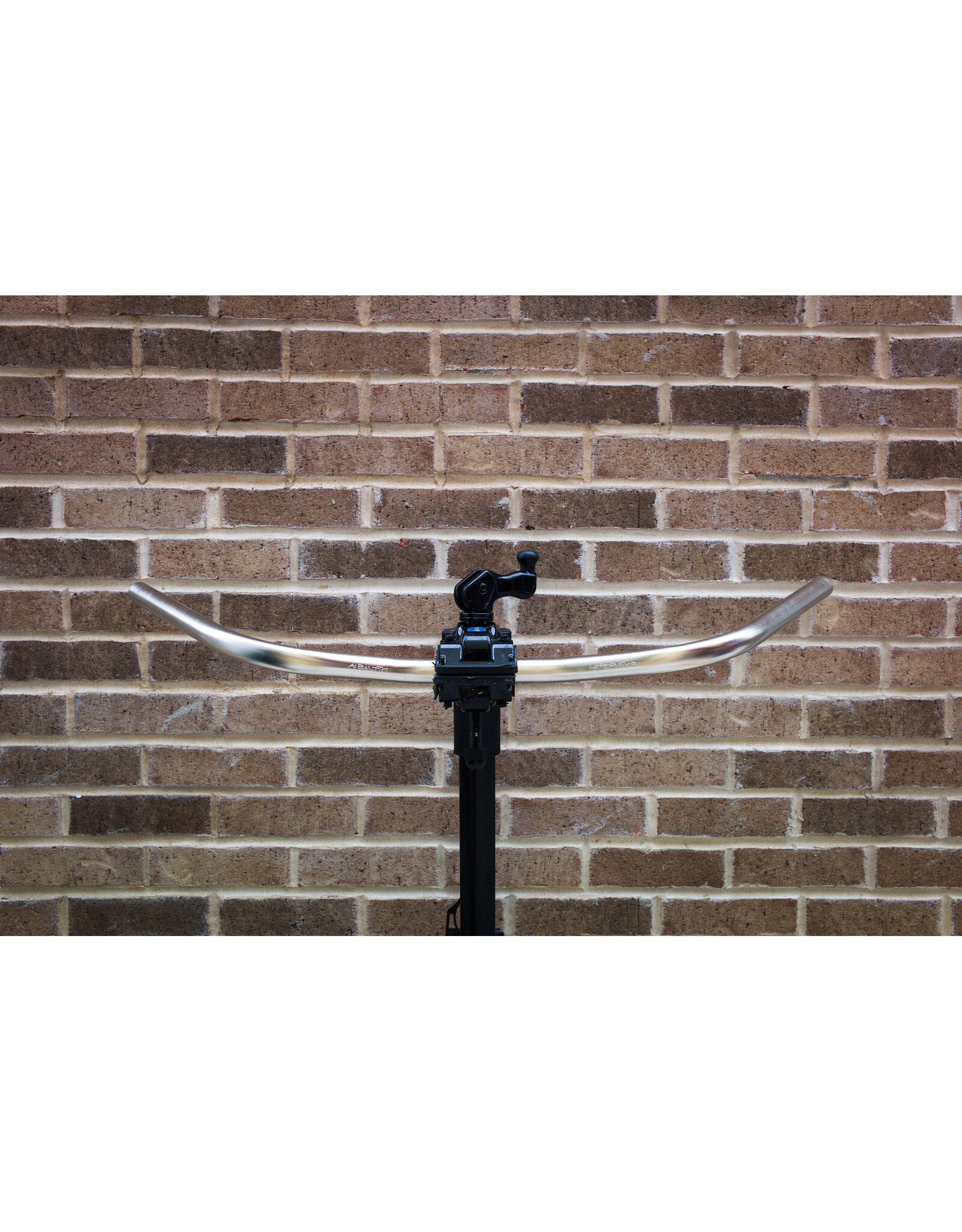 Leker Leks Handlebars- Steel - Albalite Bar- 713mm wide - 25mm rise - 52 Sweep 22.2 Silver