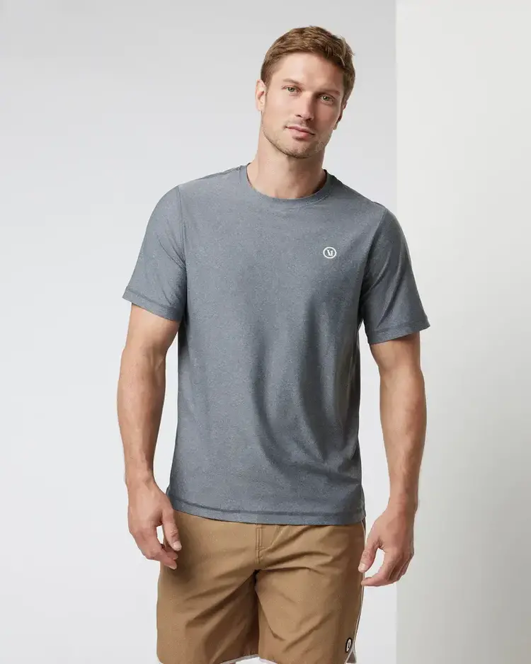 VUORI MEN'S ULUWATU 24 WATER TEE | CHARCOAL