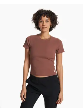 VUORI WOMEN'S POSE FITTED TEE | HAZELNUT