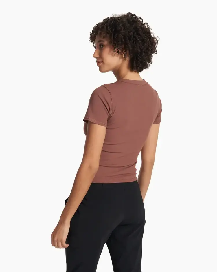 VUORI WOMEN'S POSE FITTED TEE | HAZELNUT