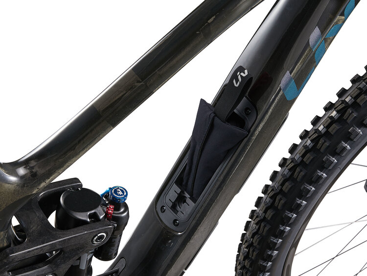 LIV INTRIGUE LT ADVANCED 1 | RAW CARBON