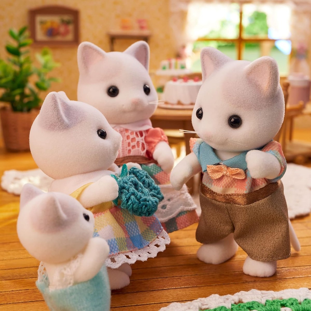 Epoch Everlasting Play Calico Critters Latte Cat Family, 4 Figures