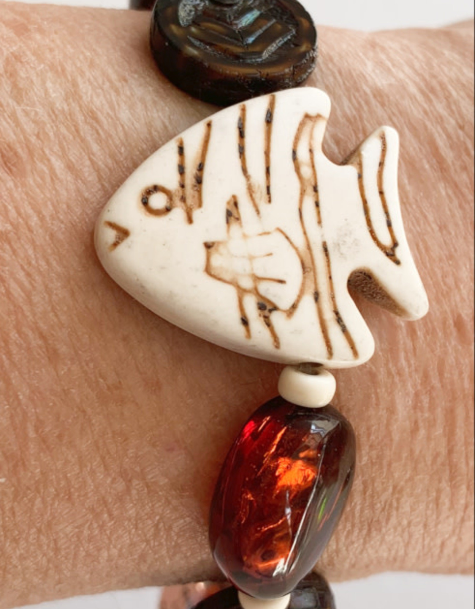 DE LA TERRE CARNELIAN LUCITE CZECH BEAD BONE FISHY BRACELT