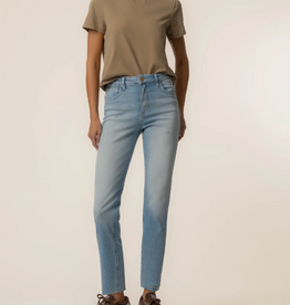 KUT Rachael Perform  Mom