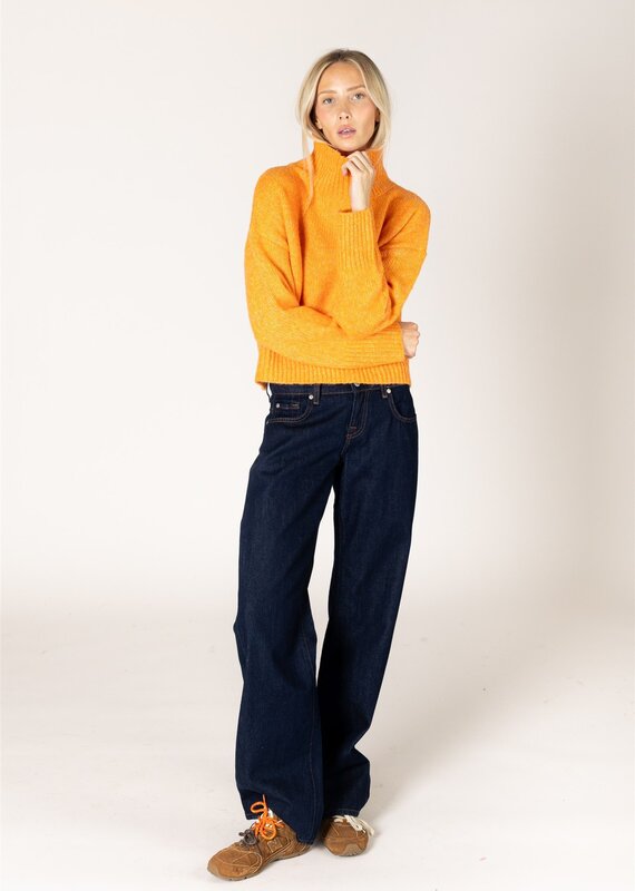 Lyla & Luxe Calli Mock neck