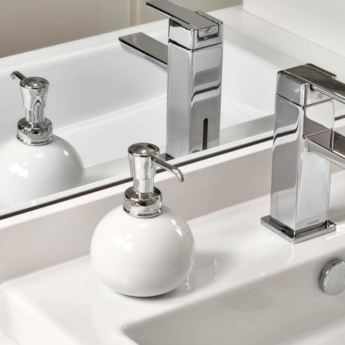 Pompe à savon ronde blanche et chrome York par Interdesign Pompe à savon ronde blanche et chrome York par Interdesign