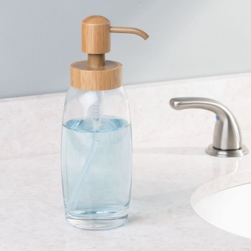 Pompe à savon en verre et bambou Kane par Interdesign Pompe à savon en verre et bambou Kane par Interdesign
