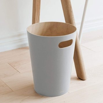 UMBRA d- Poubelle woodrow en bois gris clair