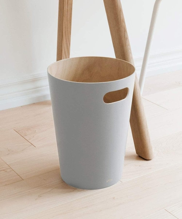 UMBRA d- Poubelle woodrow en bois gris clair
