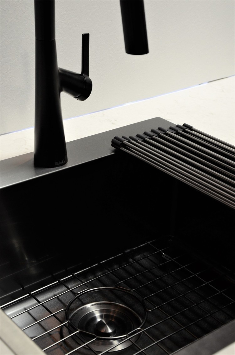 LIGANO Evier 22 x 20-1/2 sur / sous plan stainless noir avec grille et crepine panier de luxe