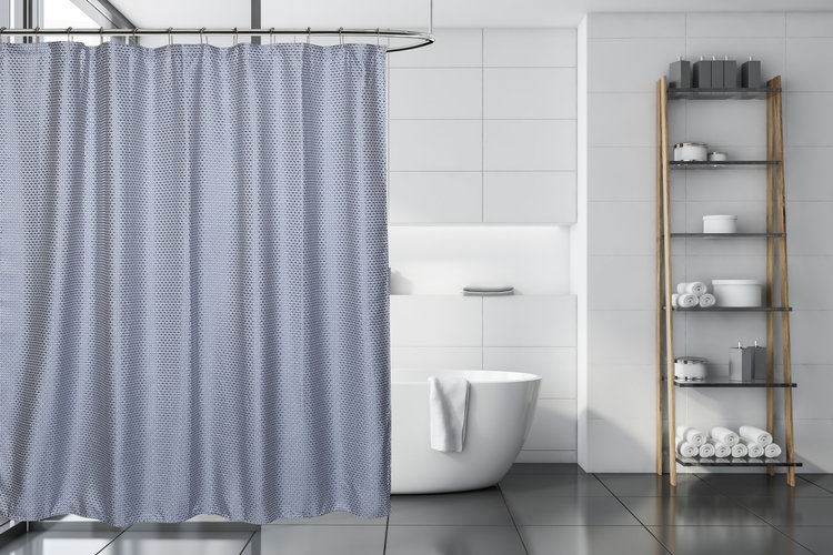 MODA AT HOME Rideau de douche en tissu cardiff 71 x 71po bleu et broderie blanche