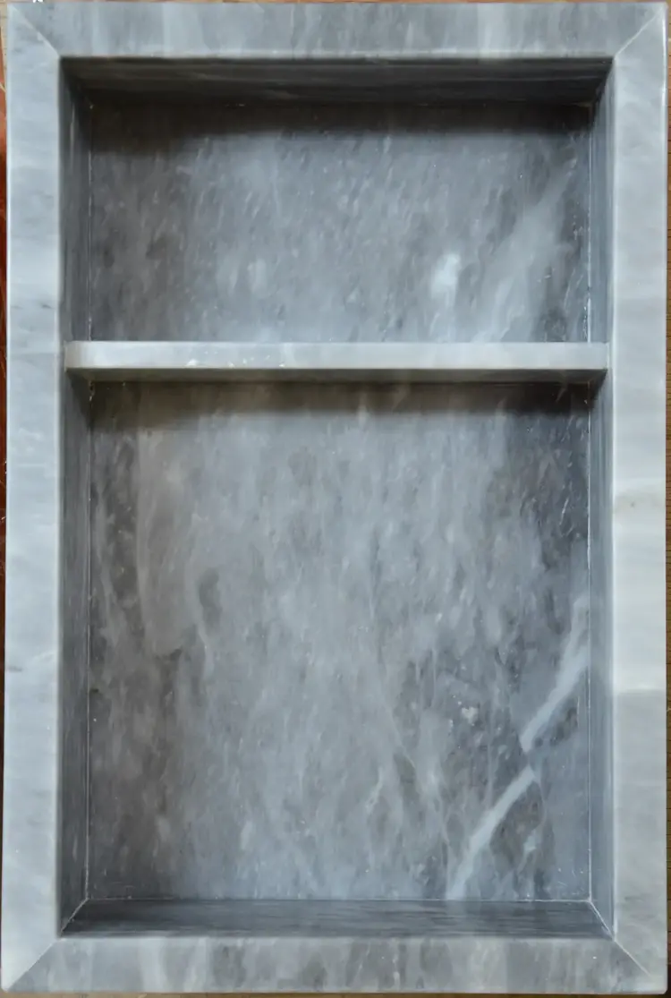 LIGANO NICHE EN MARBRE GRIS MOYEN AVEC VEINAGE SUBTIL GRIS PALE 14X21X4