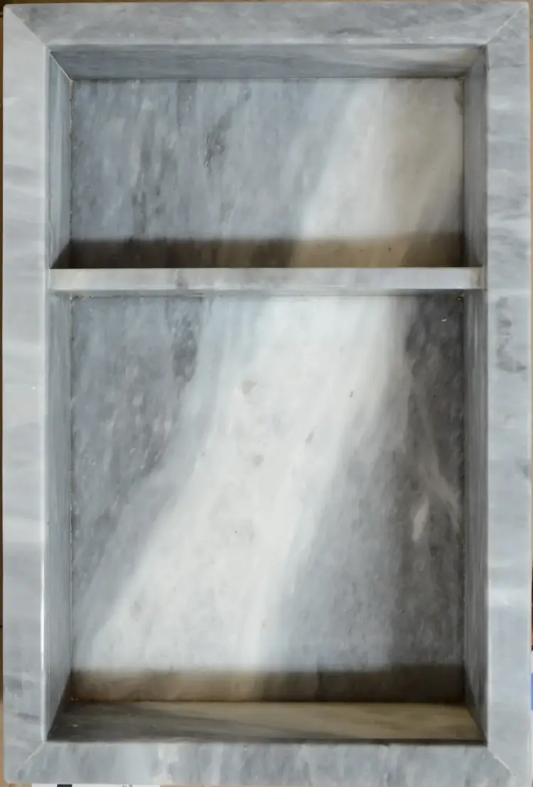 LIGANO NICHE EN MARBRE GRIS MOYEN AVEC VEINAGEINTENSE BLANC 14X21X4