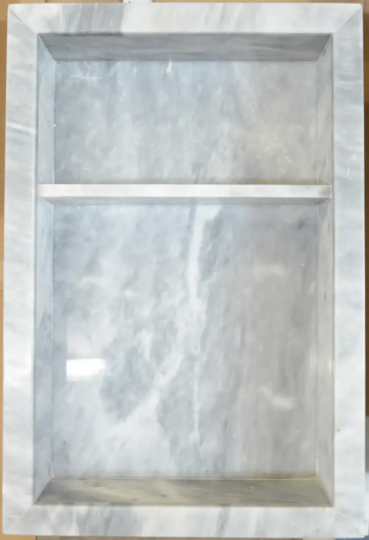 LIGANO Niche en marbre avec veinage 14 x 21 x 4po gris pâle et blanc
