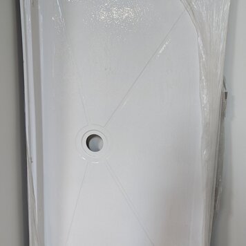 ACRYLINE d-  BASE DOUCHE ADA 62 x31-1/2 Seuil 3/4 ENTRE 3 MURS BLANC