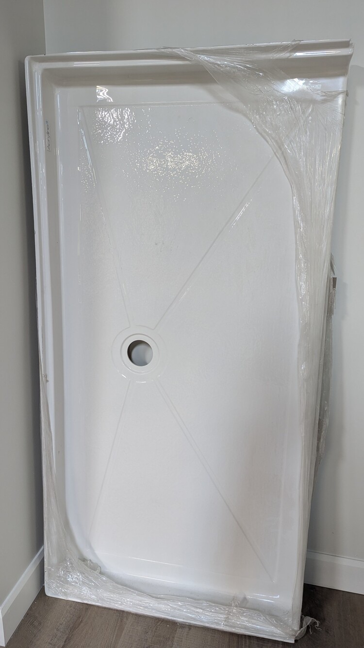 ACRYLINE Discontinué - Base de douche en alcove ADA 62po x 31-1/2po avec seuil 3/4po blanc