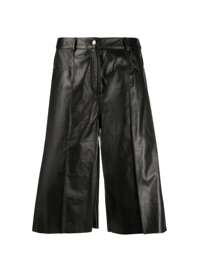 Knee Length Shorts in Leather in Black