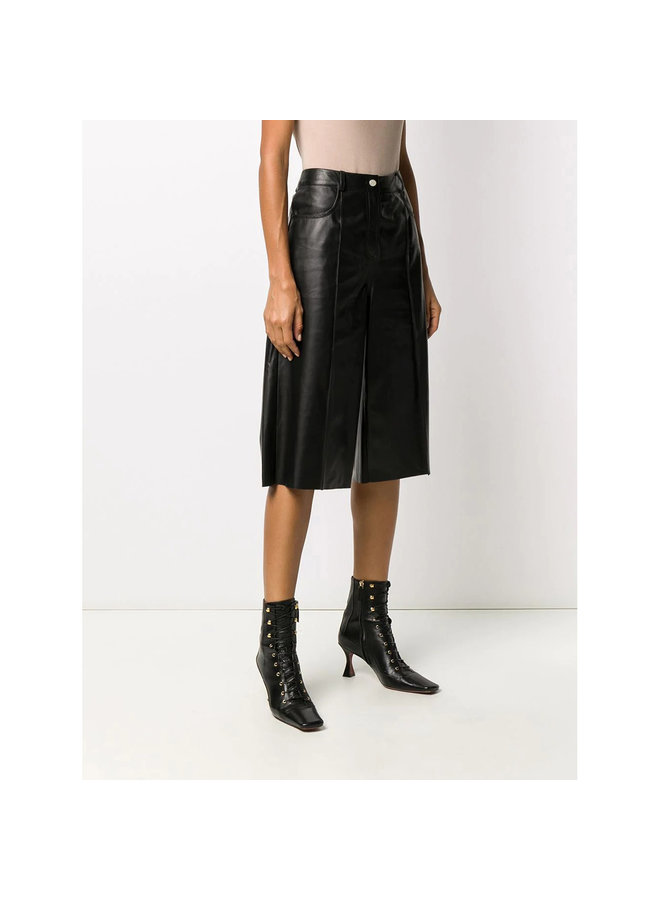 Knee Length Shorts in Leather in Black