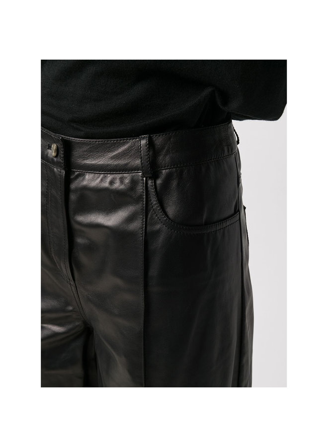 Knee Length Shorts in Leather in Black
