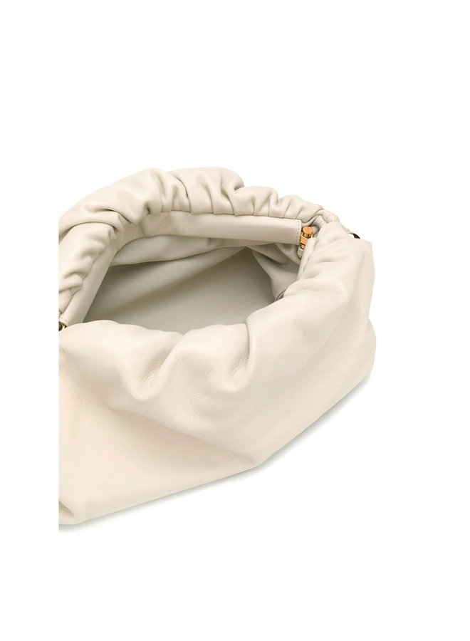 The Chain Pouch Shoulder Bag in Leather in Plaster/Gold