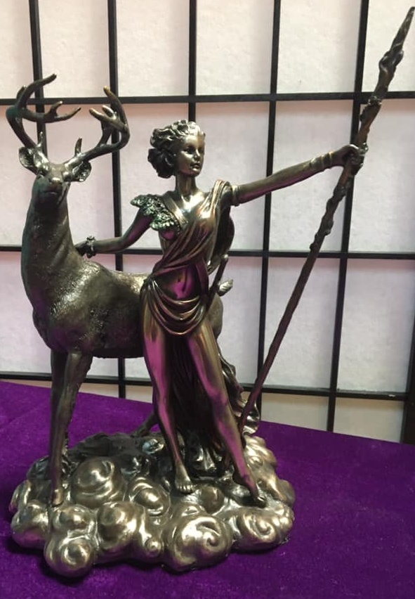 STATUE MOON DIANA WITH DEER