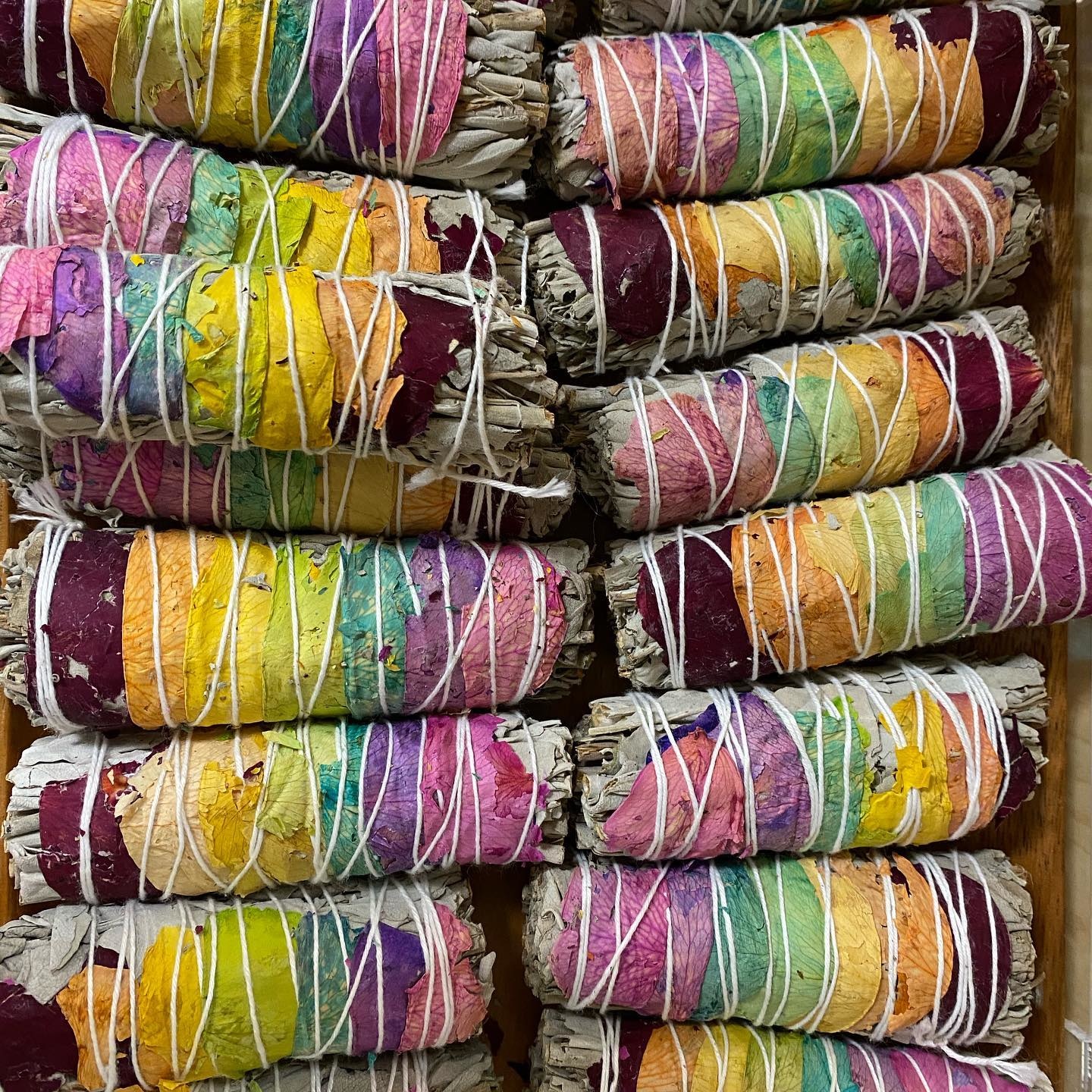 WHITE SAGE & CHAKRA ROSE PETALS 4" CLEANSING BUNDLE