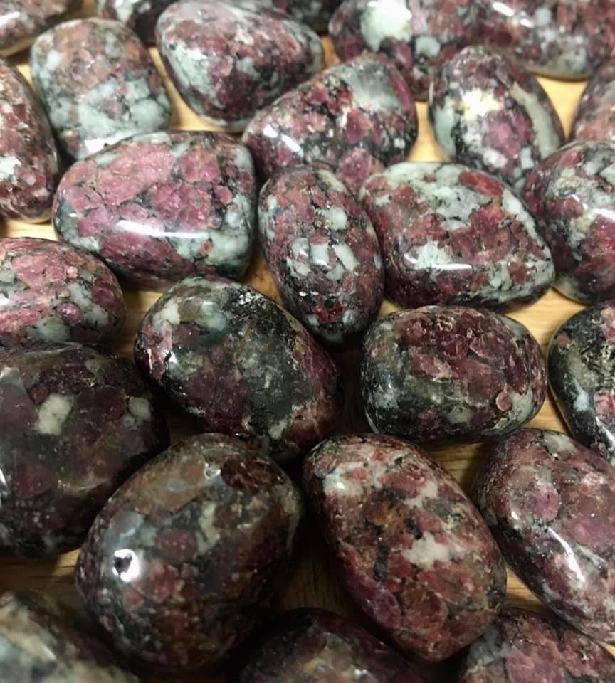 STONE EUDIALYTE TUMBLED