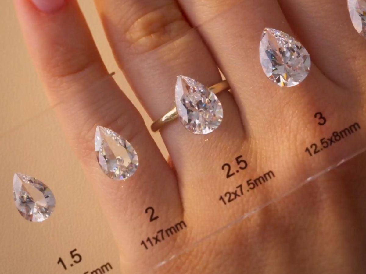 Diamond selection sample used during a consultation