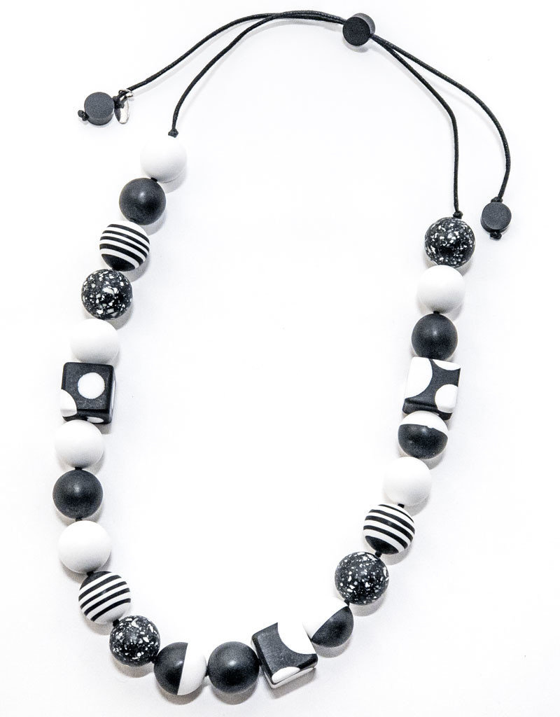 B/W ADINA NECKLACE