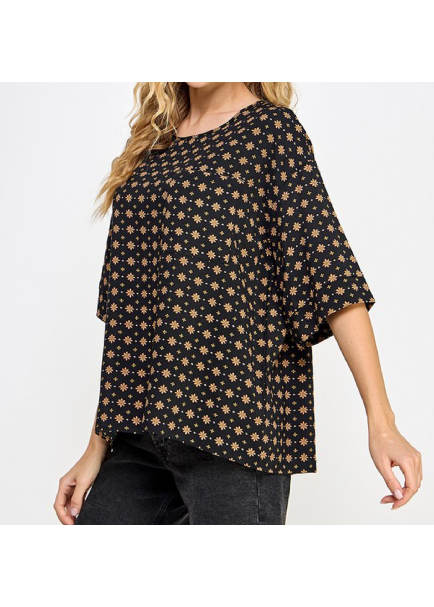 AAA2262 - Relaxed round neck top with a front pocket.