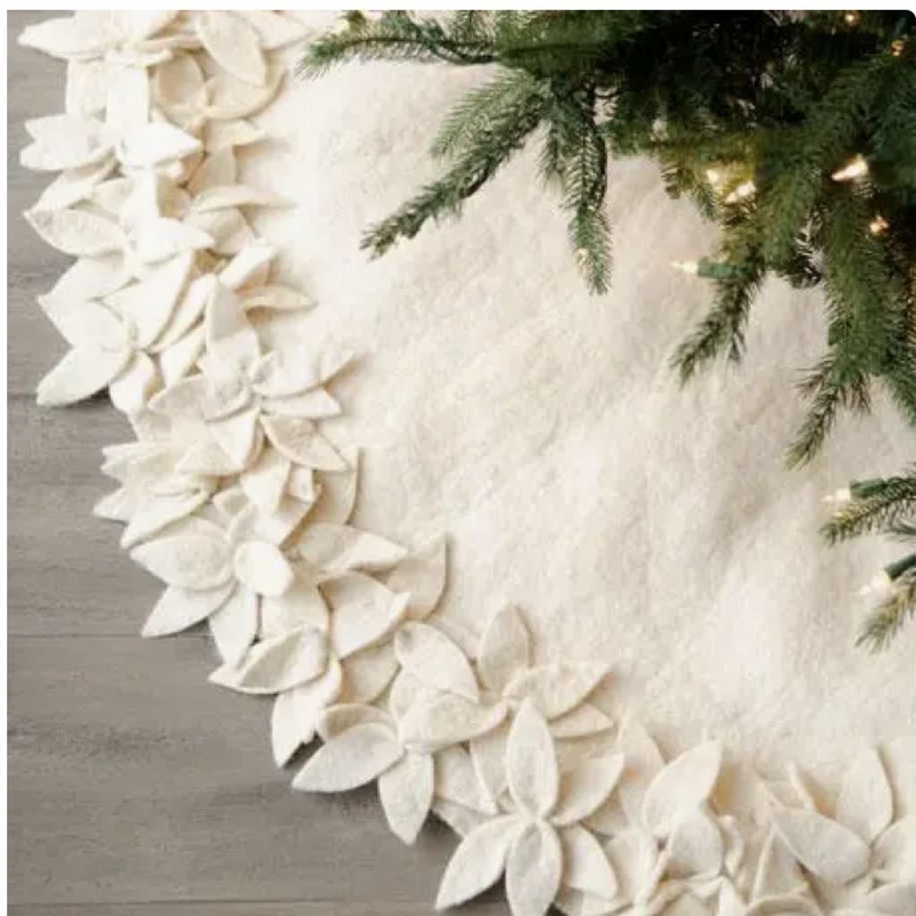 Tree Skirt - Overlapping Flowers / Ivory/ 64"