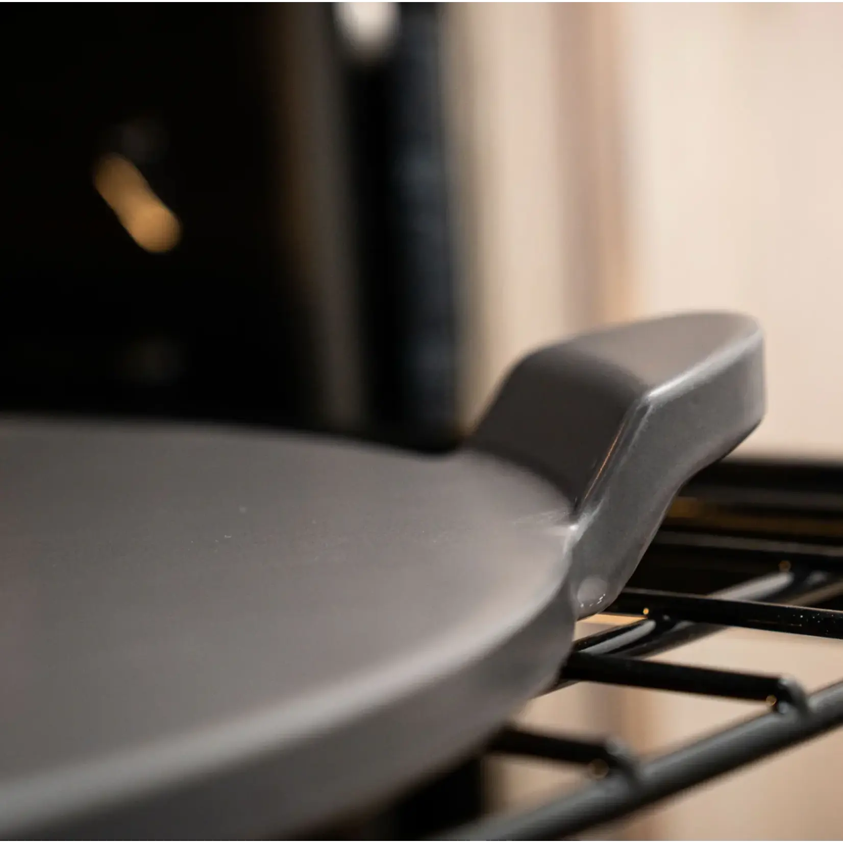 OLD STONE OLD STONE Round Glazed Cordierite Pizza Stone w/handles 15" - Grey