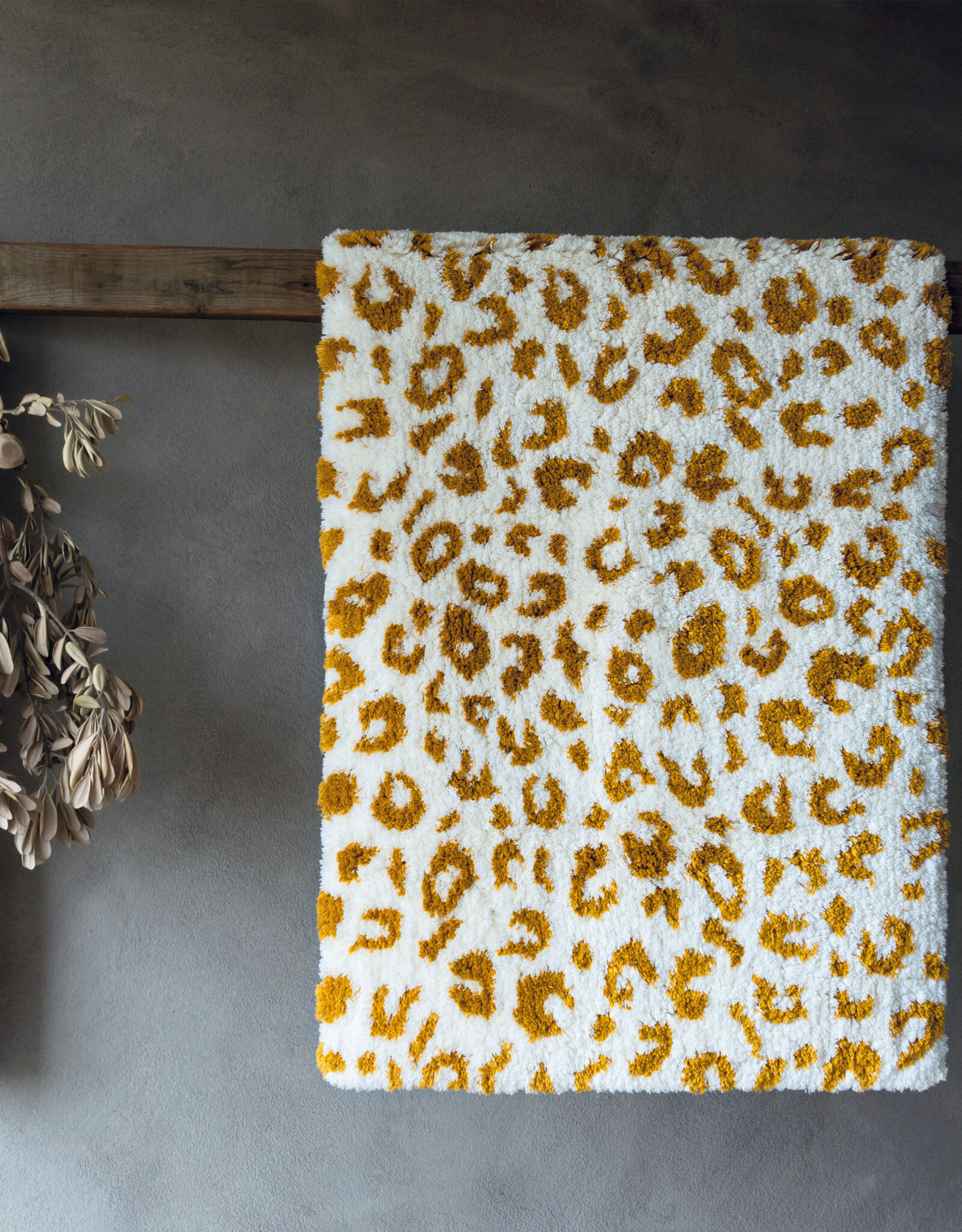 Leopard Rug, White/Gold 28x47 (L)