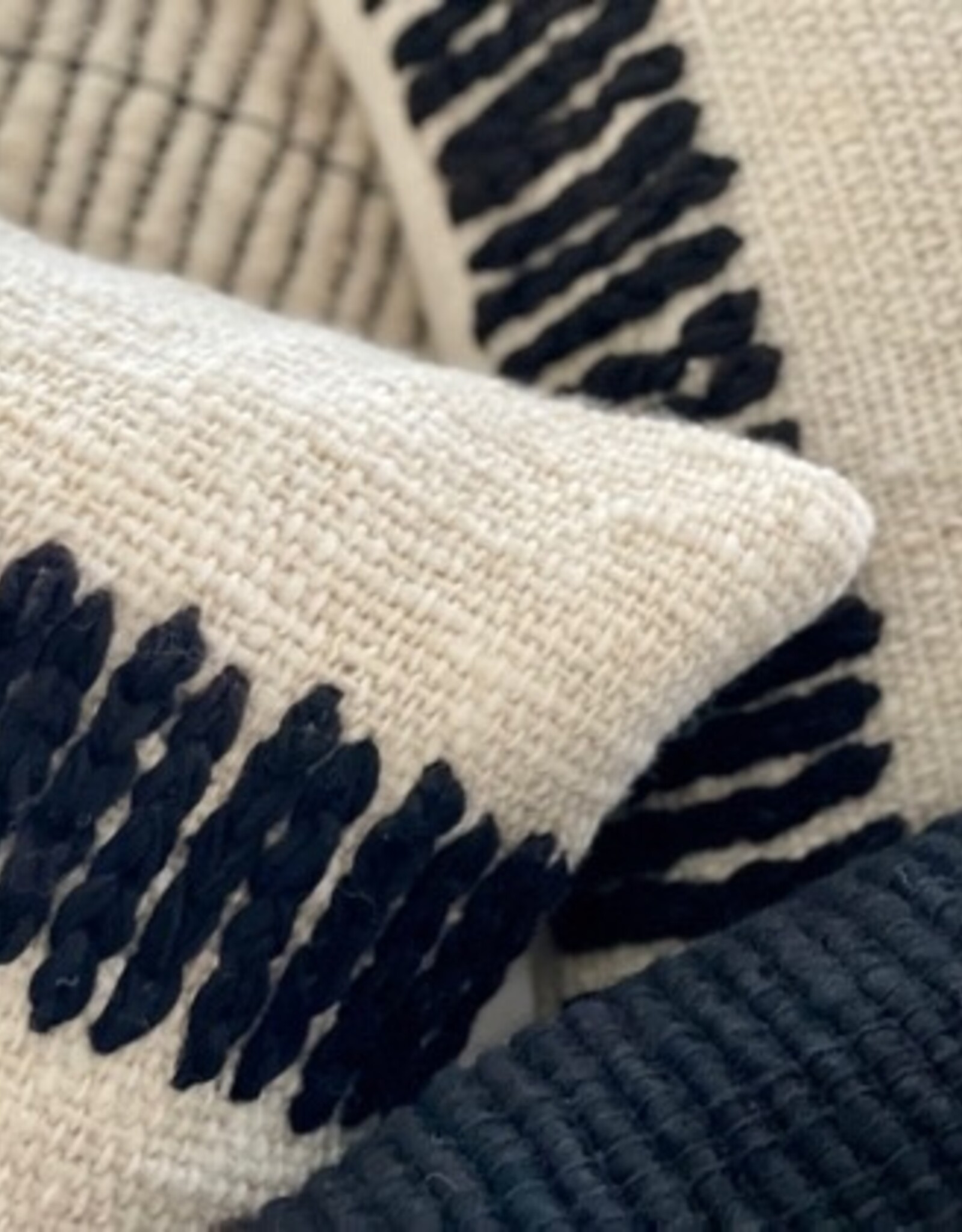 Black & White Chain Stitch, Chile 24x15