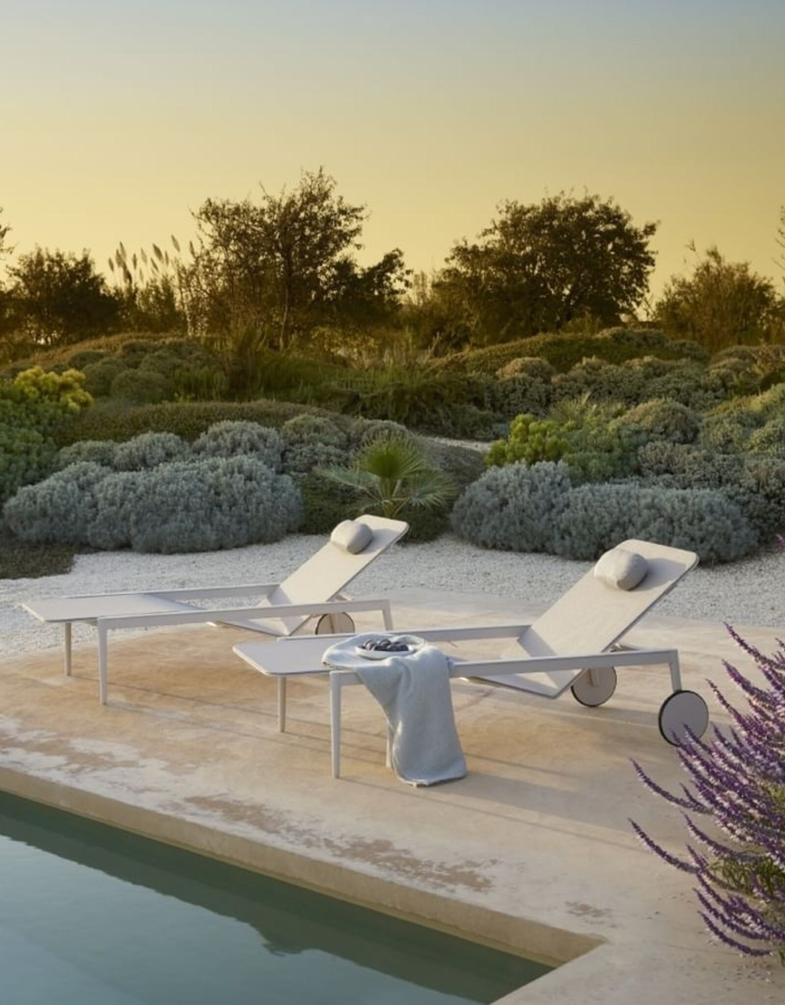 Styletto Lounger, Pebble w White Cushion