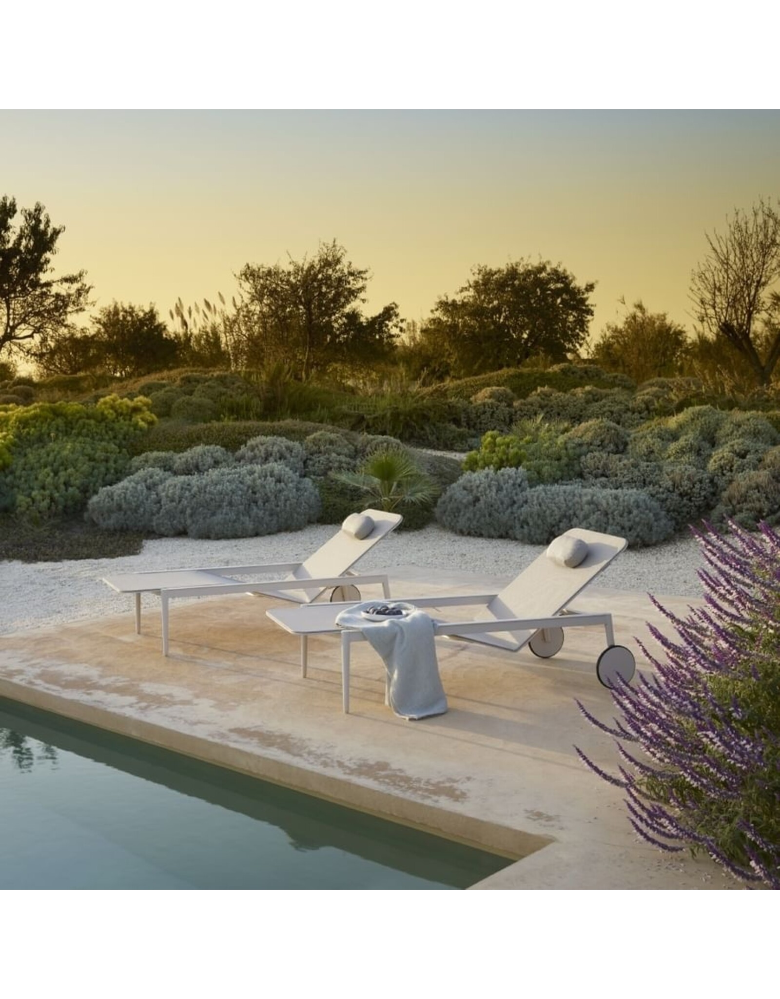 Styletto Lounger, Pebble w White Cushion