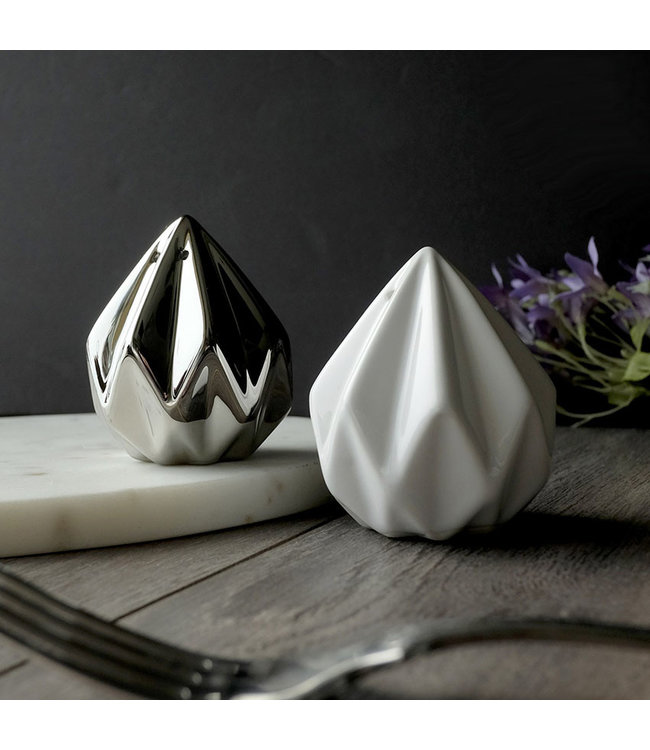 SIMPLE SALT AND PEPPER SHAKER