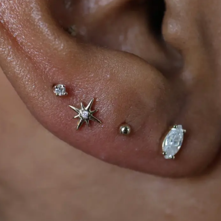 WHXTE ATELIER MICRO DIAMOND STUD