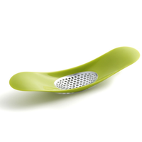 JOSEPH JOSEPH Garlic Crusher / Rocker Green