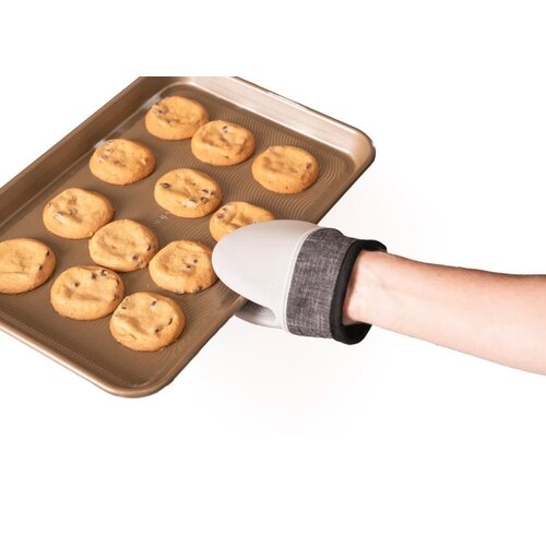 Cuisipro Cuisipro Silicone Pinch Mitt Set Black Cuisipro Cuisipro Silicone Pinch Mitt Set Black