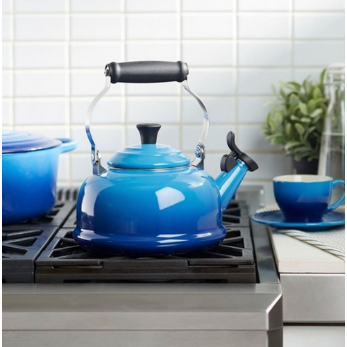 Le Creuset Classic Whistling Kettle Blueberry Le Creuset Classic Whistling Kettle Blueberry