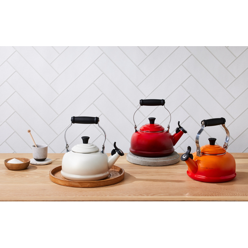 Le Creuset Classic Whistling Kettle Meringue Le Creuset Classic Whistling Kettle Meringue