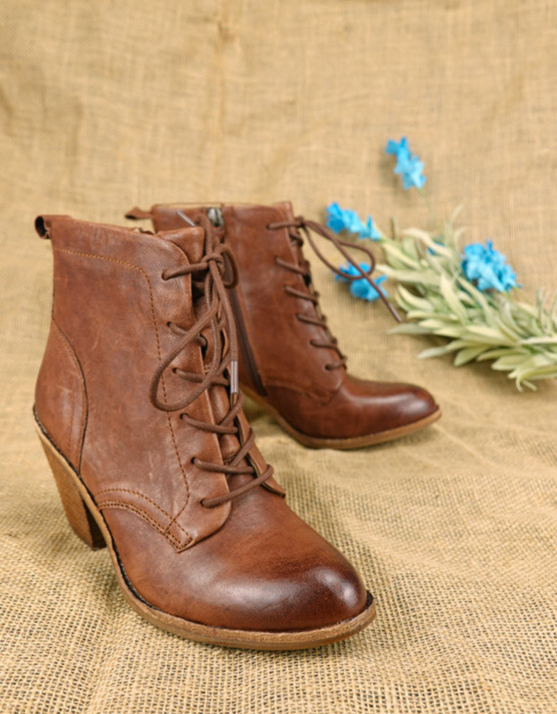 sofft lace up boots