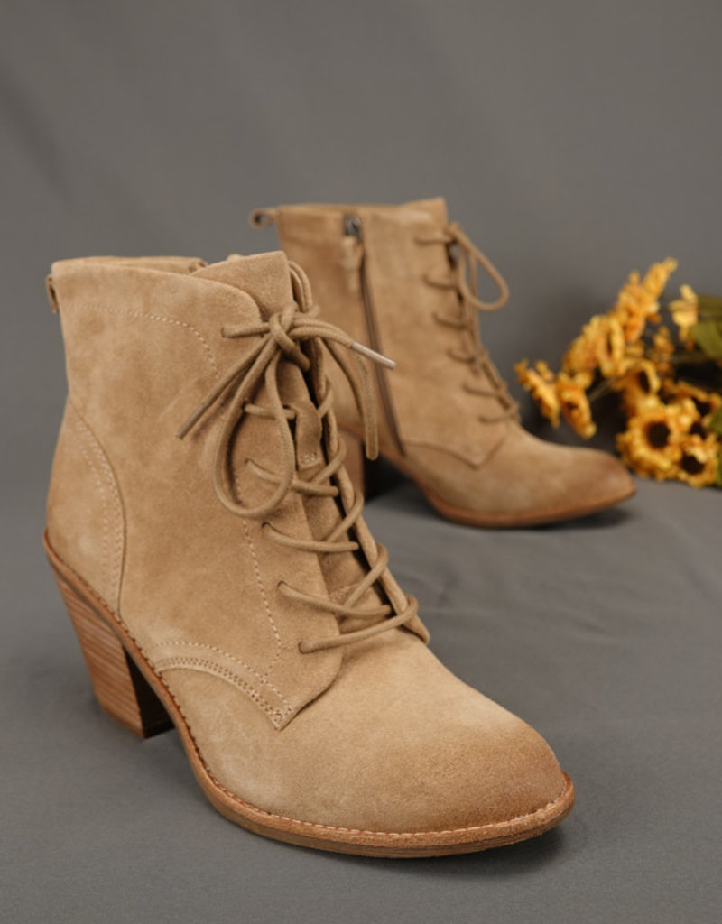 sofft lace up boots