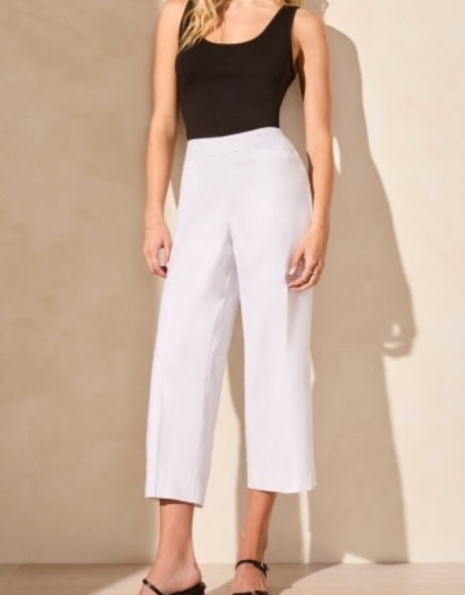 Tribal FLATTEN IT PULL ON CAPRI W/ DTM EYELETS-WHITE