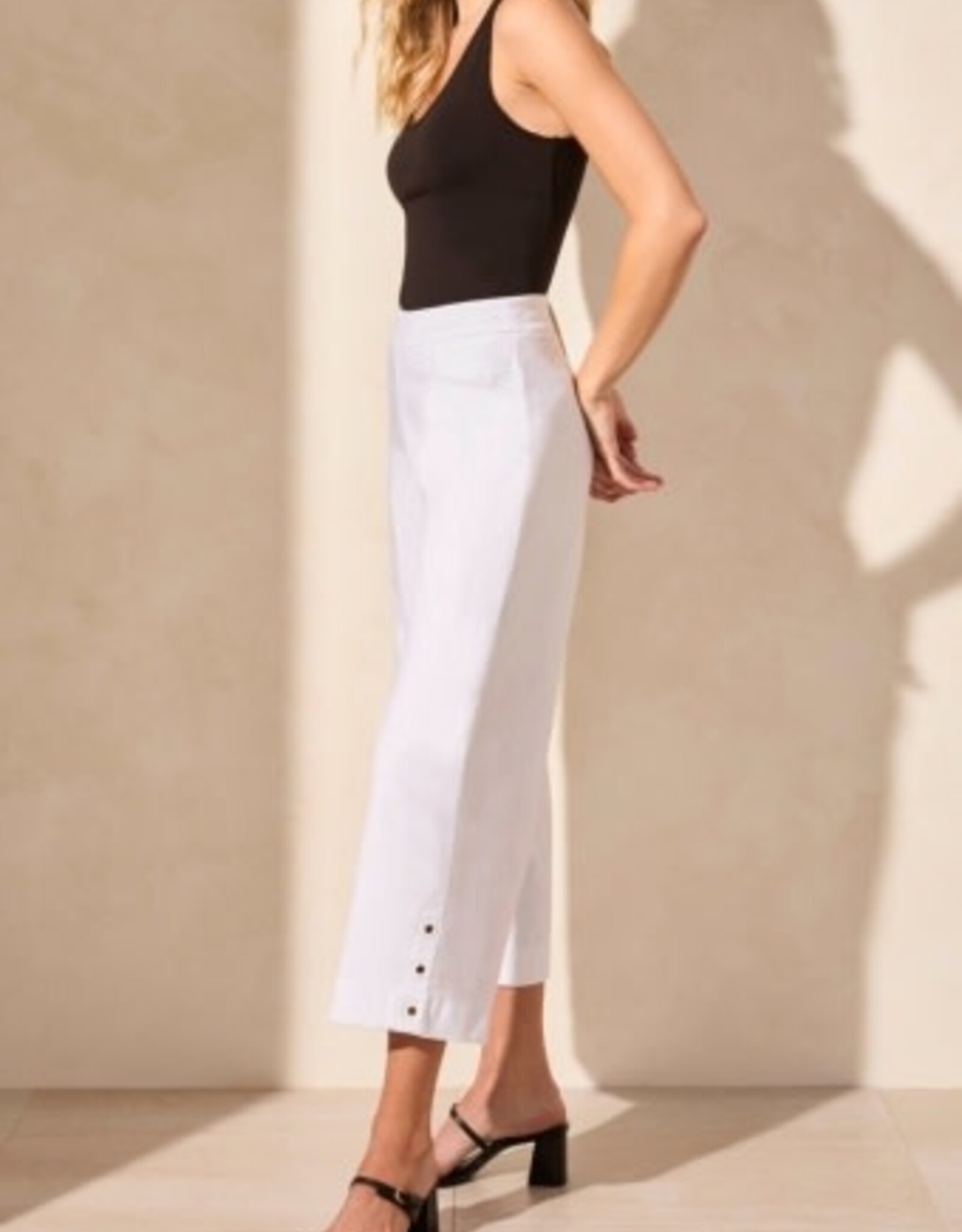 Tribal FLATTEN IT PULL ON CAPRI W/ DTM EYELETS-WHITE