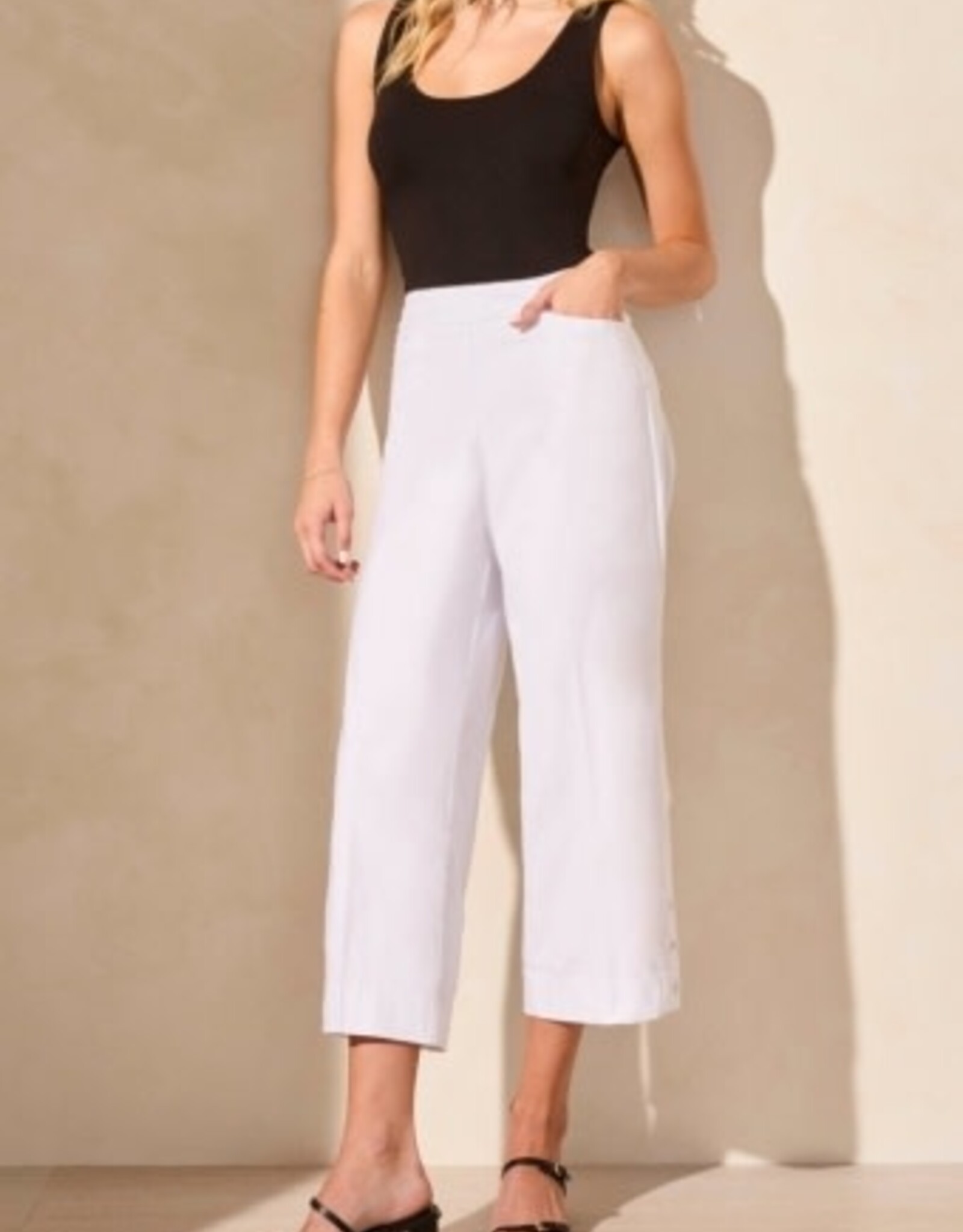 Tribal FLATTEN IT PULL ON CAPRI W/ DTM EYELETS-WHITE