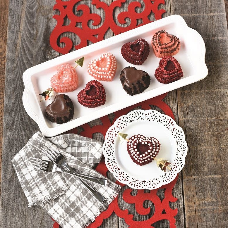 https://cdn.shoplightspeed.com/shops/635781/files/28424798/nordic-ware-tiered-heart-cakelet-pan.jpg