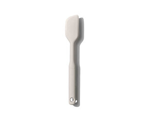 https://cdn.shoplightspeed.com/shops/635781/files/35760967/300x250x2/oxo-oxo-oat-medium-silicone-spatula.jpg